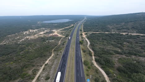 Autopista-Y-Parque-Solar-En-El-Sur-De-Francia-En-Drone